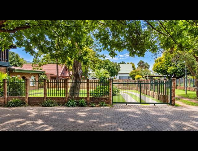6 BEDROOM FREEHOLD FOR SALE IN ELOFFSDAL